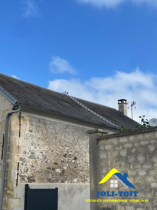 Toiture en ardoise couverte de mousses avant traitement à L’Isle-Adam