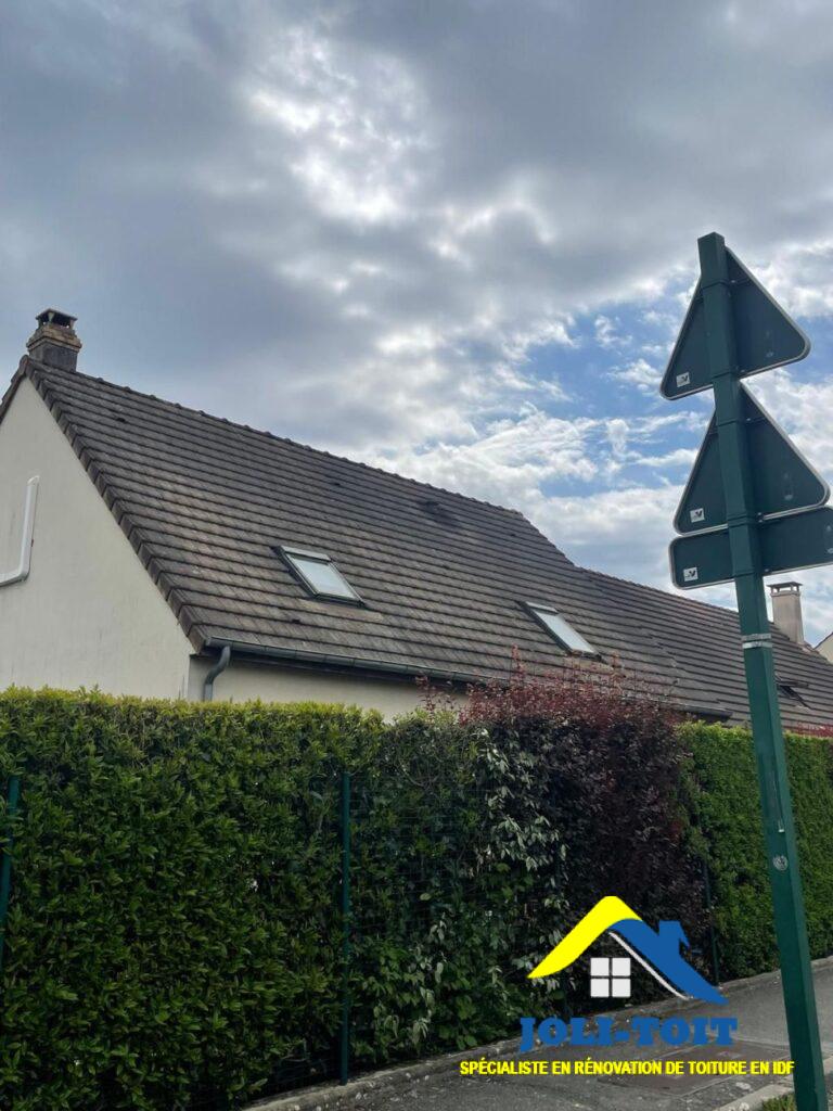 Toiture avant nettoyage et traitement hydrofuge à Auvers-sur-Oise