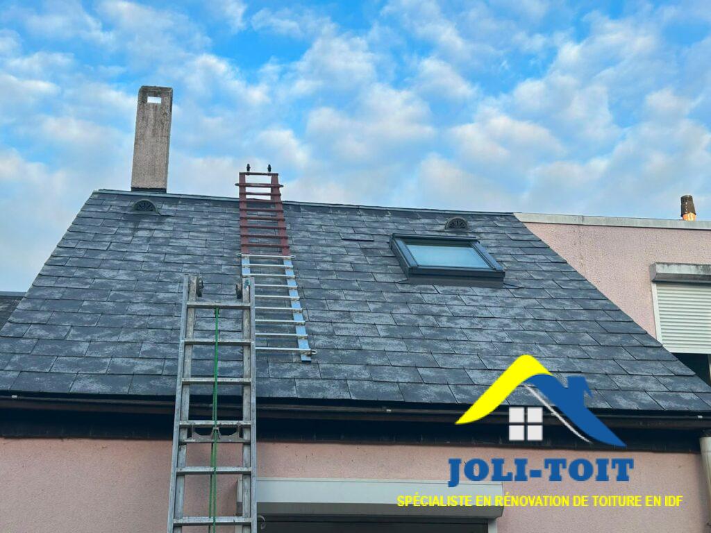Toiture en fibrociment avant rénovation par résine colorée à Cergy